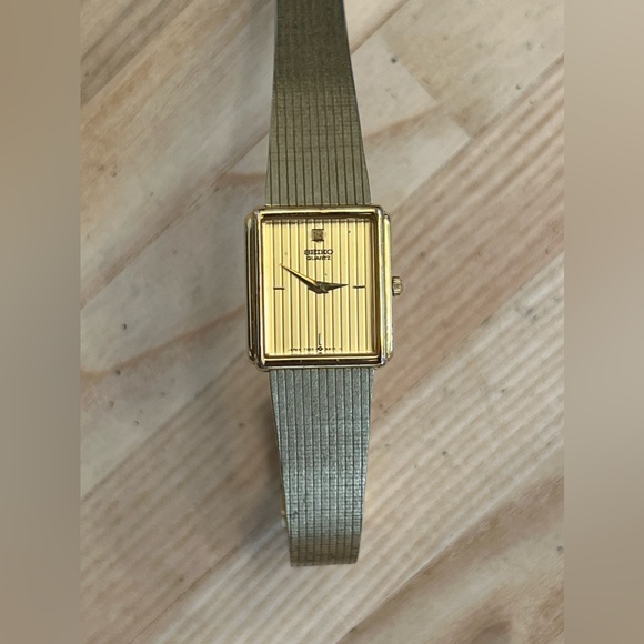 Seiko Ladies Watch Vintage Gold Tone Bracelet Gold and Rectangular Striped Dial - Picture 3 of 11